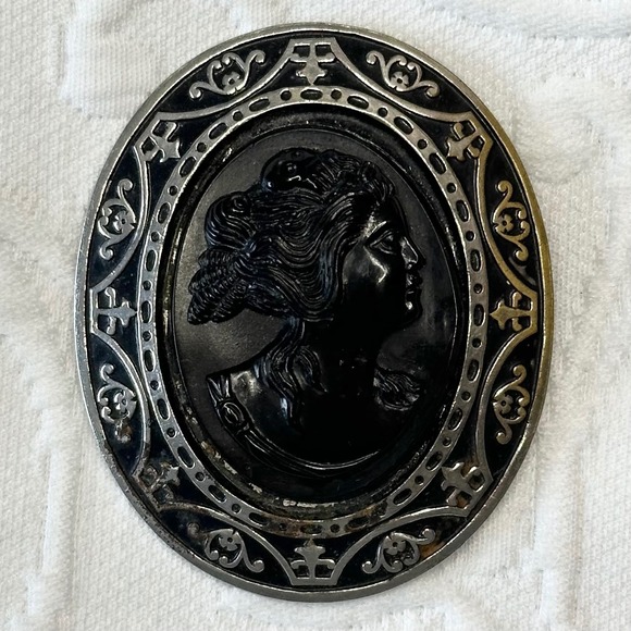 Jewelry - Vintage 80s Black Glass Cameo Brooch Silver Gold Tone Filigree Lady Portrait Pin